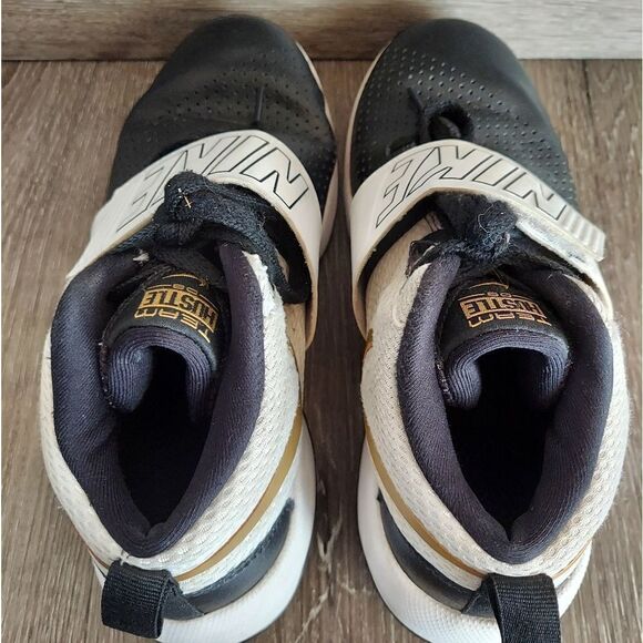 Nike Youth sz 5.5y  881941-009 2018 Team Hustle D8 White Black Gold Swoosh - Picture 6 of 11